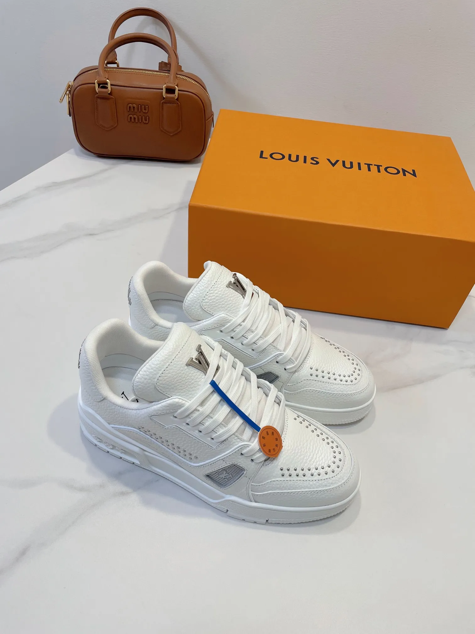 💕💕Factory direct selling price p740💕💕 LV Trainer Sneaker always gives you a sense of security, the real thing is better looking and more exquisite than the picture! 💕Dream love shoes beat ~ 99% dopamine, versatile, candy color is really sweet... full of vitality 🆙🆙 Luxurious quality, superimposed temperament attributes, exclusive fashion sense, easy to handle 🌷 ▪️ Made of large pebbled upper material, TPU gloss combination sole, bend-resistant plastic support piece, insole embedded with super soft latex material ▪️ Men's and women's sizes 35-45 Original box packaging accessories